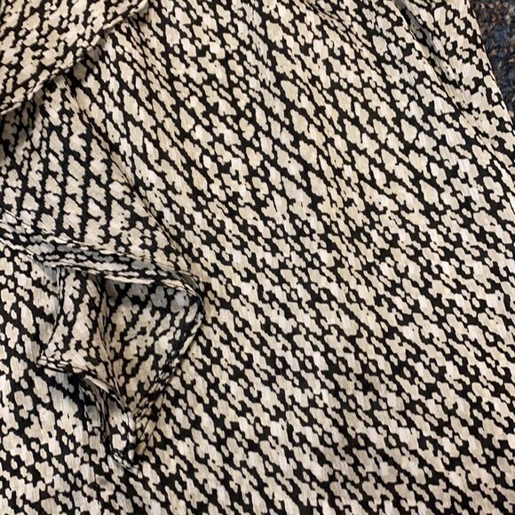 New York & Company Stretch Tie Neck Blouse sz. XS - Picture 3 of 3